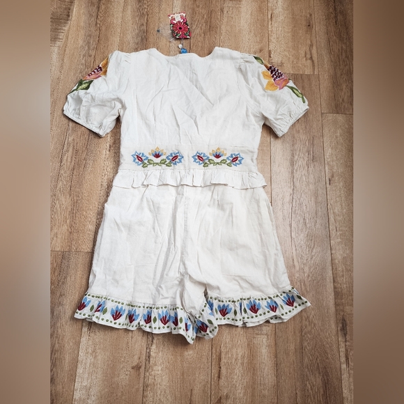 NWT $320 FARM RIO Linen Peplum Romper Ornate Embroidery Low Neck Beaded Belt M - Picture 11 of 11